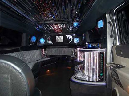 Stretch White Montreal Limousine Hummer
